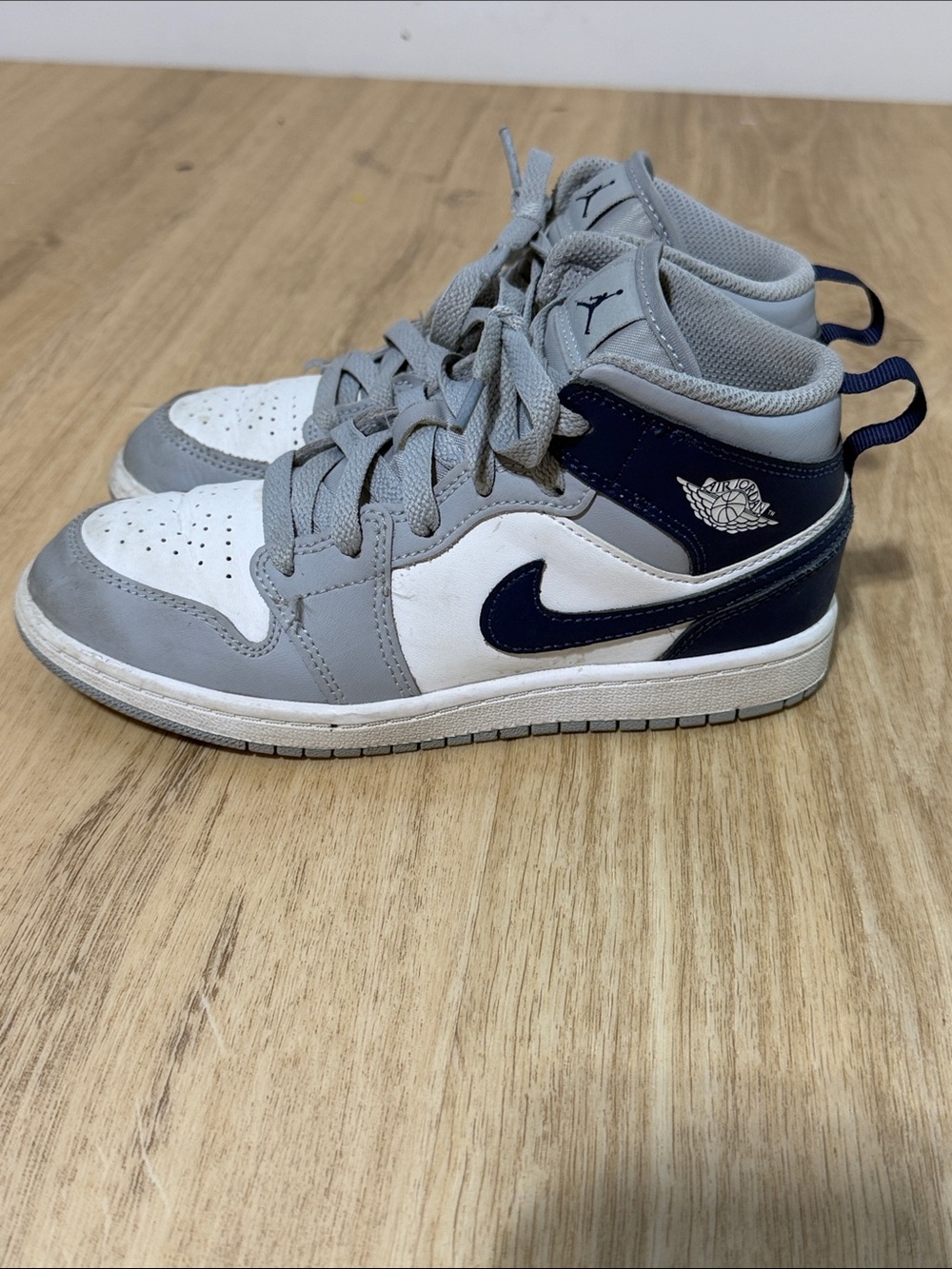 Jordan Air Jordan 1 Mid Wolf Grey Midnight Navy Mid Top Leather size 2Y
